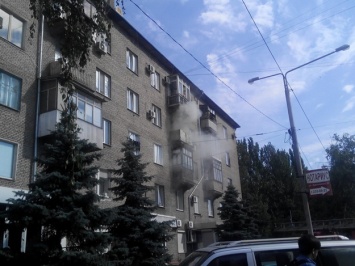 В Запорожье загорелась квартира: тушили десять спасателей
