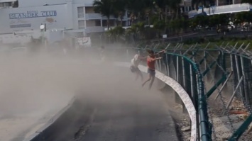 Трагедия на пляже: туристку сдуло ветром от самолета (видео)