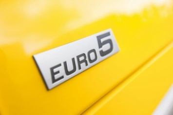 Порошенко подписал закон о ввозе в Украину автомобилей стандарта "Евро-5"