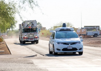 Waymo учит свои робомобили выявлять транспорт экстренных служб