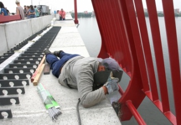В Днепре Центральный мост покрасят в медно-красный