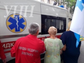 Чтобы не отвечать за антинародную реформу глава комитета по медицине сбежала из Рады в карете "Скорой"