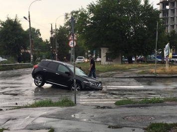 В Киеве водитель "припарковал" свое авто в яму на переходе