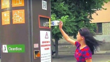 В Харькове в автомате пластиковые бутылки меняют на сувениры
