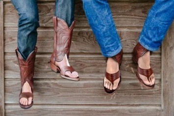 Вместо носков со шлепками: ковбойские сандалии вошли в тренд