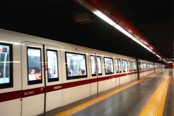 В Риме машинист метро несколько метров тащил женщину по перрону