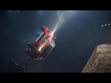 В сеть попало видео рекордной «бочки» в прыжке Jaguar E-Pace (ВИДЕО)