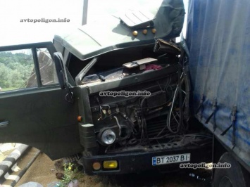 ДТП на Херсонщине: в столкновении грузовиков КамАЗ и DAF травмирован водитель. ФОТО