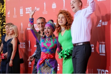 СМИ показали 10 ярких нарядов с красной дорожки Одесского кинофестиваля