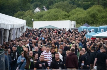 На концерт неонацистов в маленький город в Германии приехали 6 тысяч человек
