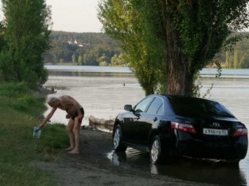 В Симферопольском водохранилище моют машины