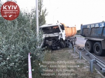 В Киеве молодого водителя раздавило между двумя грузовиками (Видео)