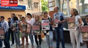 Возмущенные массовой травлей собак сумчане вышли с плакатами на Петропавловскую (+видео)