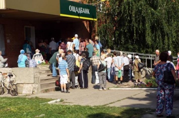 В Станице Луганской "штурмуют" Ощадбанк и пенсионный фонд: Опубликованы фото