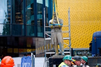 Памятник Энгельсу переехал из-под Полтавы в Манчестер