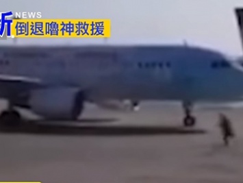 Работник аэропорта догнал и остановил укатившийся самолет (видео)