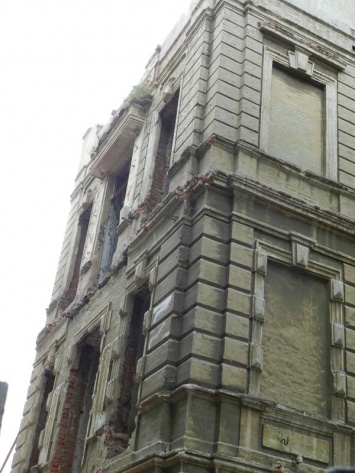 В Днепре разобрали 100-летний памятник архитектуры "Дом с атлантами"