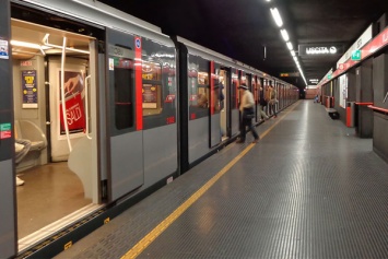 В Риме поезд протянул женищину по платформе за сумку
