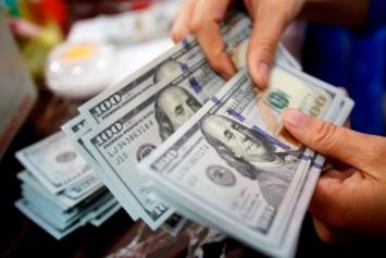 Украинцам упростили правила покупки валюты и вывода ее за границу