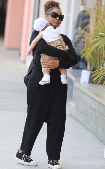 Звездные мамочки: Джанет Джексон на прогулке с сыном