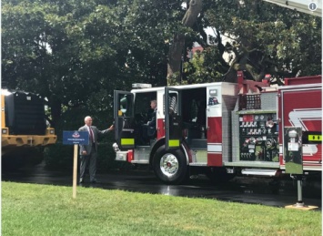 Трамп забрался в пожарную машину и дал команду потушить огонь у Белого дома