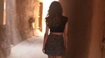 В Саудовской Аравии прогуливающаяся девушка вызвала ожесточенные споры (видео)