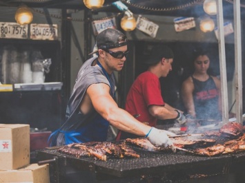 Без мяса и рыбки: из-за жары в Киеве ограничили продажу некоторых продуктов на ярмарках