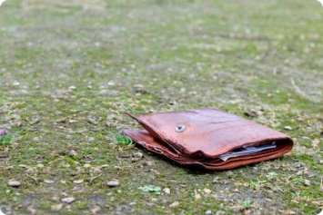Парень нашел поношенный бумажник. Вы даже не представляете, в какую историю он попал!
