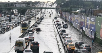 В Стамбуле ливень затопил дороги и метро