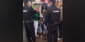 На Арбате полицейские попытались задержать женщину с детьми, приняв их за попрошаек