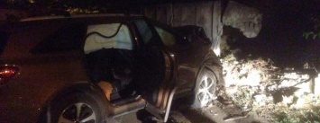 Пытаясь убежать от патрульных, водитель в Николаеве "влетел" в бетонный забор и выбил головой лобовое стекло (ФОТО)