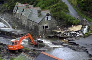 Из-за наводнения на юге Великобритании эвакуированы десятки домов
