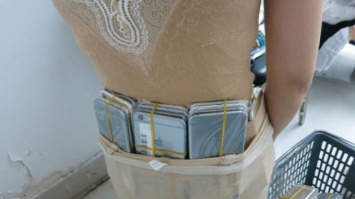 В Китае на таможне женщина пыталась провести на себе 102 iPhone (фото)