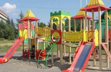 В поселке на Житомирщине праздник - американцы подарили детскую площадку