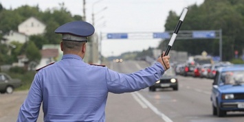 Инспекторам ГИБДД вернули право останавливать автомобили вне постов