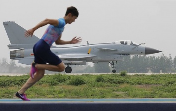 В Китае мужчина обогнал военный самолет