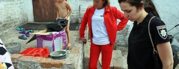 В поселке около Мариуполя пьющую мать хотят лишить родительских прав (ФОТО)