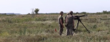 На Криворожском полигоне танкистов учат стрелять из разного огнестрельного оружия (ВИДЕО)