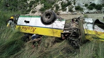Страшная авария в Индии: автобус с пассажирами упал в ущелье