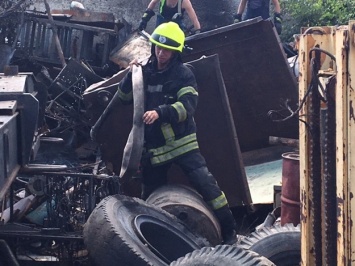 Пожар на Богдана Хмельницкого: от взрыва пострадало трое спасателей