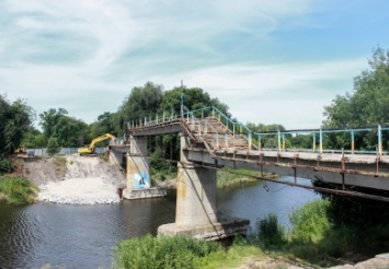 В Павлограде реконструируют пешеходный мост через реку Волчья