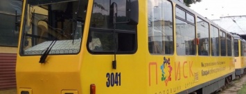 Пробный запуск: жители Днепра смогут расплатиться за проезд в трамвае банковской картой