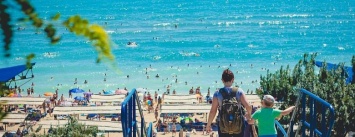 Ежедневно около 6000 человек посещают городской пляж Черноморска (фото)