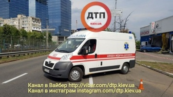 В Киеве BMW влетело в автомойку, погиб работник
