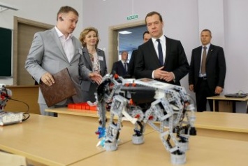 Ученые Великого Новгорода показали Медведеву "свою разработку" - слона из конструктора Lego