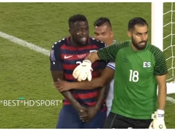 Футболистов сборной США во время матча искусали соперники (видео)