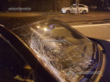ДТП в Киеве: водитель Rover отфутболил пешехода в VW Golf и пытался удрать. ФОТО