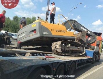 В центре Киева эскаватор свалился с колесного автотрапа