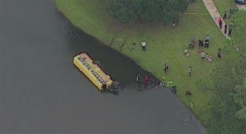 Автобус с 27 учениками вылетел в озеро, кишащее аллигаторами. Помощь пришла с неожиданной стороны