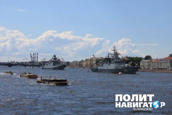 Третий фрегат ЧФ с «Калибрами» встал в парадный строй в центре Петербурга